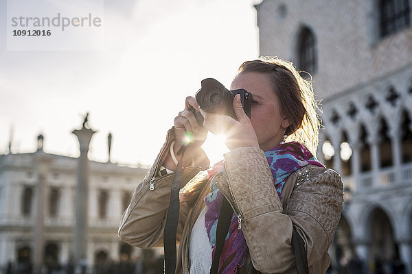 Italien  Venedig  Touristinnen fotografieren mit der Kamera  agsinst die Sonne