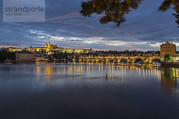 Tschechien  Prag  Prager Burg und Karlsbrücke zur blauen Stunde