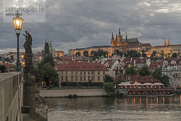 Tschechien  Prag  Prager Burg von der Karlsbrücke aus in der Abenddämmerung