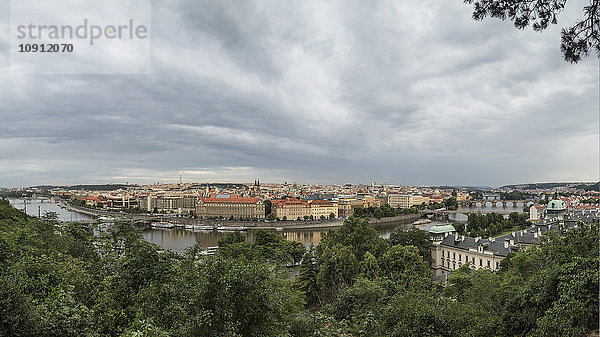 Tschechien  Prag  Panorama von Prag unter Sturmwolken  von Letna Park aus gesehen