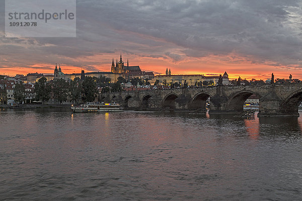 Tschechien  Prag  Sonnenuntergang über der Prager Burg und Karlsbrücke