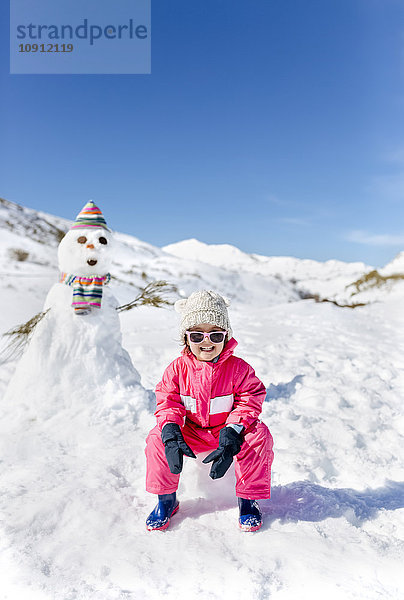 Spanien  Asturien  Mädchen baut Schneemänner