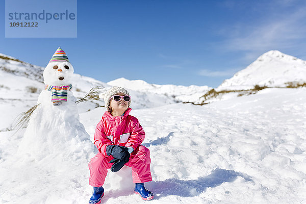 Spanien  Asturien  Mädchen vor einem Schneemann