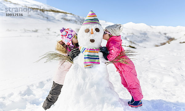 Spanien  Asturien  Kinder spielen mit Schneemännern  küssen