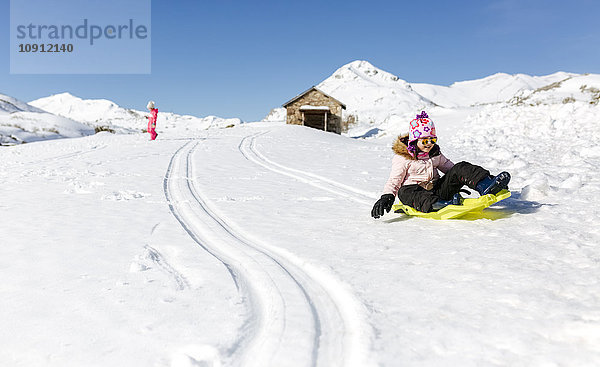 Spanien  Asturien  Mädchen mit Schlitten im Schnee  Rodeln
