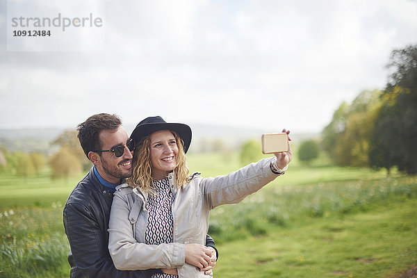 Glückliches Paar nimmt Selfie mit Smartphone