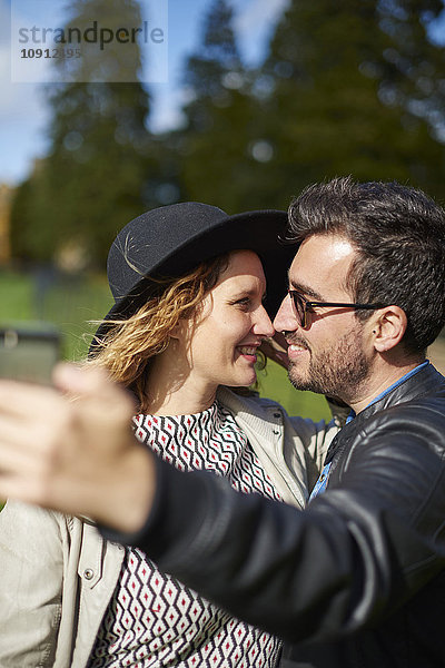 Verliebtes Paar  das Selfie mit Smartphone nimmt