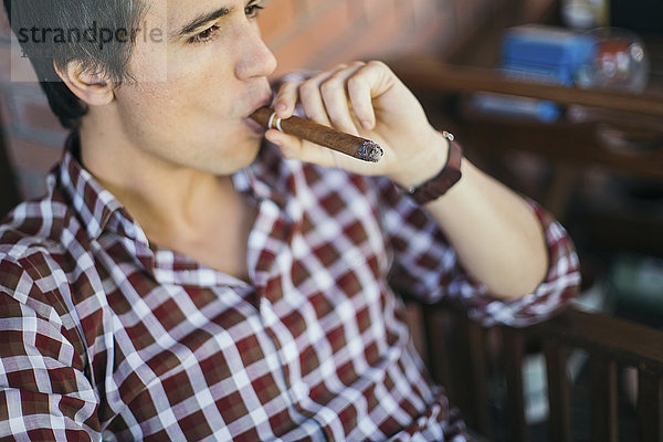Mann  der Zigarre raucht
