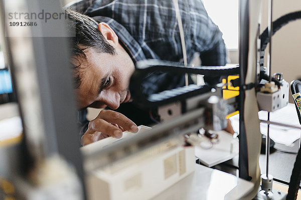 Arbeiter beim Steuern eines Modells  3D-Drucker