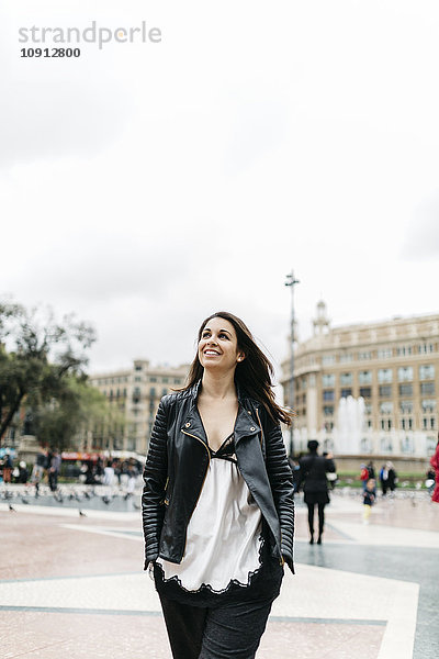 Spanien  Barcelona  lächelnde junge Frau in der Stadt