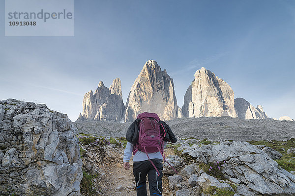 Italien  Südtirol  Dolomiten  Wanderin vor Tre Cime di Lavaredo