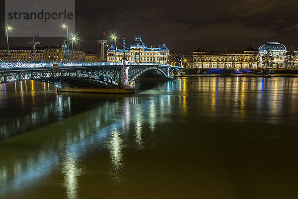 Frankreich  Lyon  Saone und Brücke bei Nacht