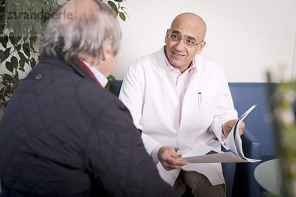 Arzt im Gespräch über die medizinischen Beweise mit dem Patienten