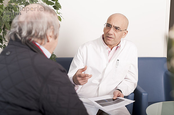 Arzt im Gespräch über die medizinischen Beweise mit dem Patienten