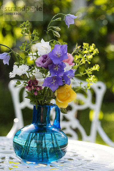 Sommerblumen in Vase  Lupine  Nelke  Rose  Mohn und Glockenblume