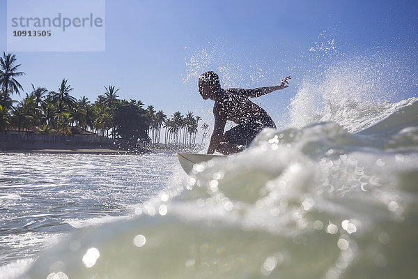 Indonesien  Bali  Surfer auf Welle