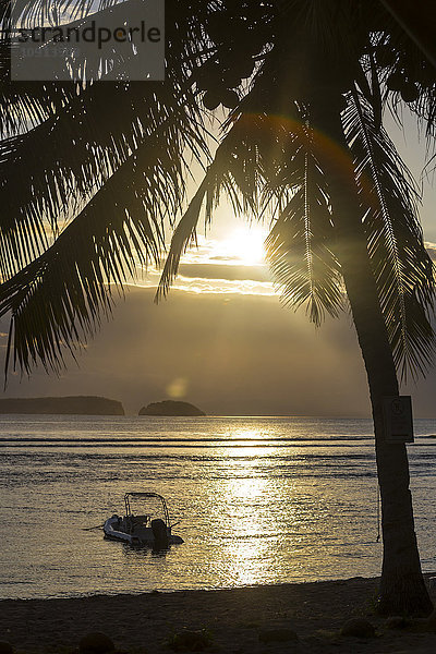 Indonesien  Küste der Insel Sumbawa bei Sonnenuntergang