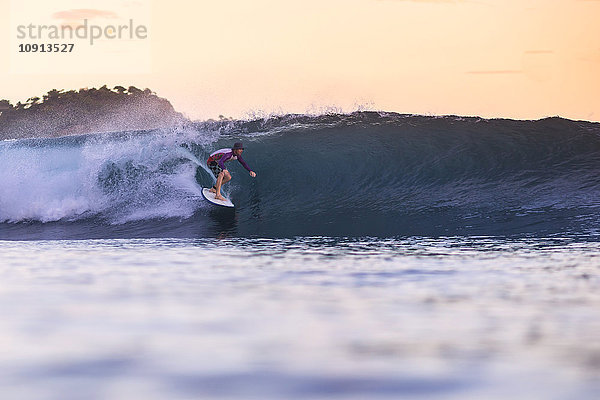 Indonesien  Insel Sumbawa  Surfer