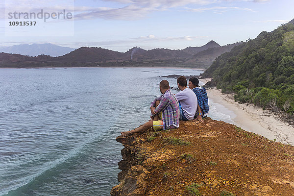 Indonesien  Insel Sumbawa  Jugendliche sitzen auf dem Aussichtspunkt
