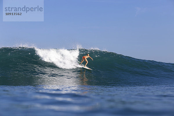 Indonesien  Bali  Surferin auf Welle