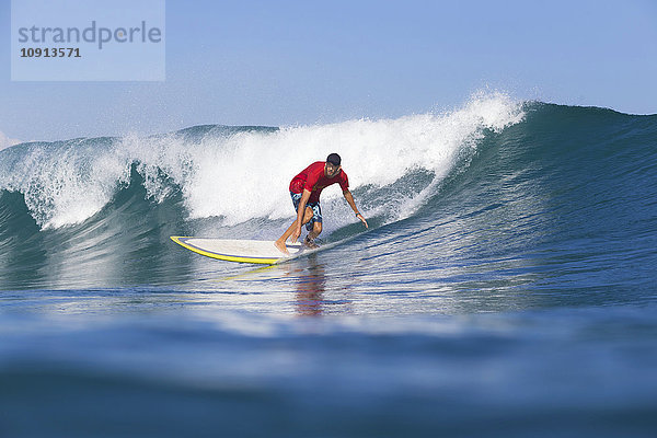 Indonesien  Bali  Surfer auf Welle