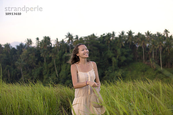 Indonesien  Bali  Porträt der lächelnden Frau auf den Feldern