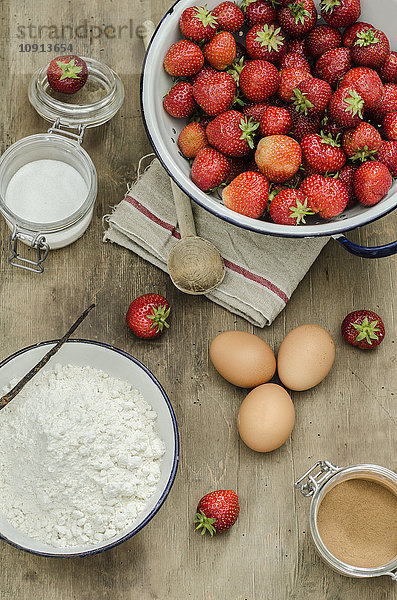 Zubereitung  Pfannkuchen mit Erdbeeren  Eiern  Mehl  Zimt  Zucker und Vanilleschote
