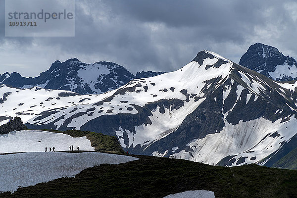 Deutschland  Wandergruppe in den Allgäuer Alpen bei Oberstdorf