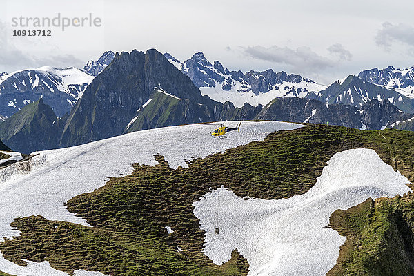 Deutschland  fliegender Hubschrauber am Nebelhorn in den Allgäuer Alpen