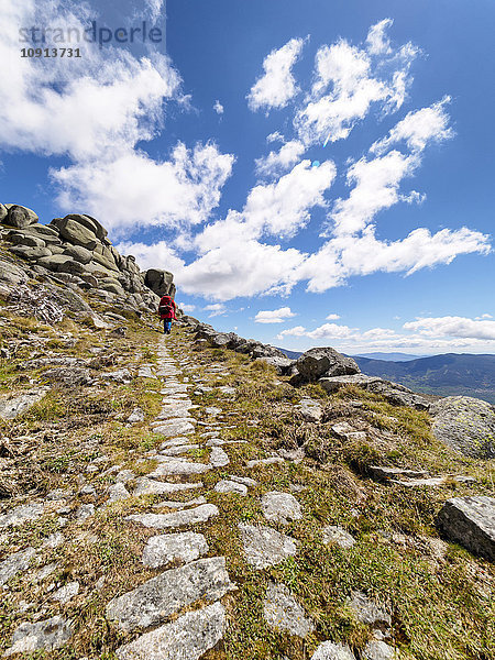 Spanien  Sierra de Gredos  Mann beim Wandern in den Bergen