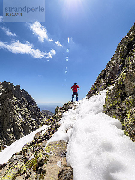 Spanien  Sierra de Gredos  Wanderer auf Felsen in der Bergwelt stehend