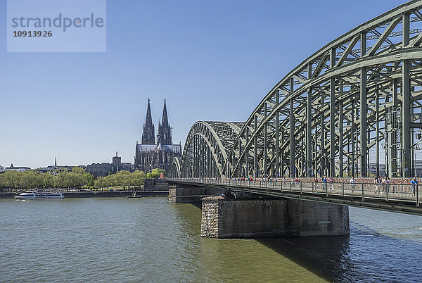 Deutschland  Köln  Hohenzollernbrücke und Dom