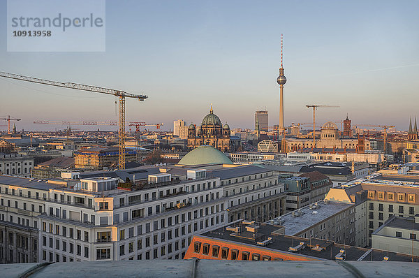 Deutschland  Berlin  erhöhte Stadtansicht bei Abenddämmerung