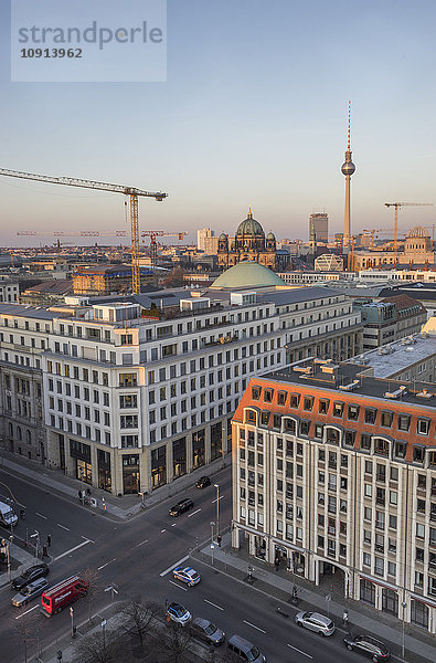 Deutschland  Berlin  erhöhte Stadtansicht bei Abenddämmerung