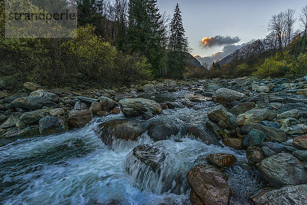 Italien  Piemont  Lanzo-Tal  Fluss bei Sonnenuntergang