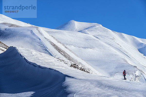 Italien  Umbrien  Sibillini Nationalpark  Wanderer am Berg Vettore im Winter
