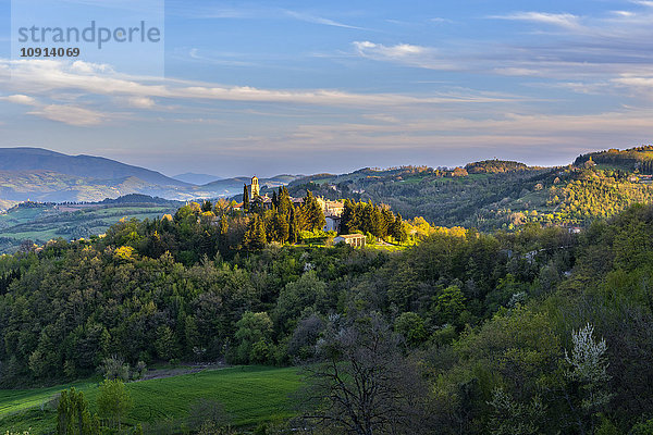 Italien  Umbrien  Gubbio  Abtei Vallingegno bei Sonnenuntergang