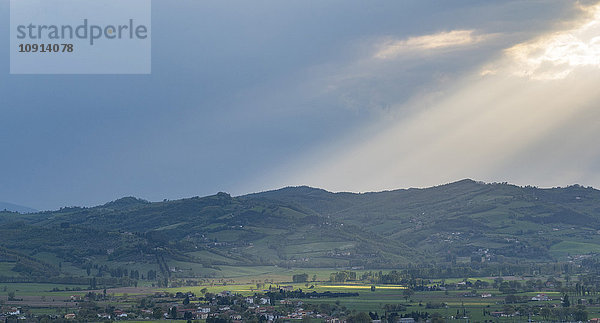 Italien  Umbrien  Sonnenuntergang über der Stadt Gubbio