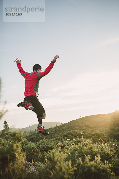 Trail Runner Mann Training in der Natur am Abend