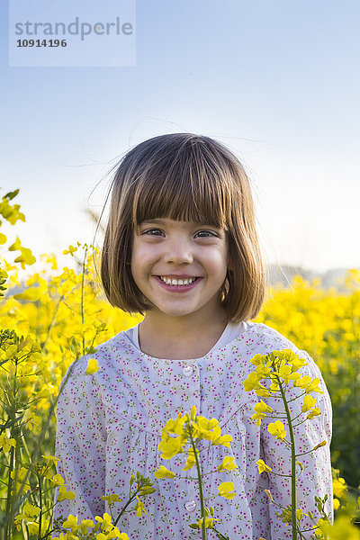 Porträt eines lächelnden kleinen Mädchens im Vergewaltigungsfeld