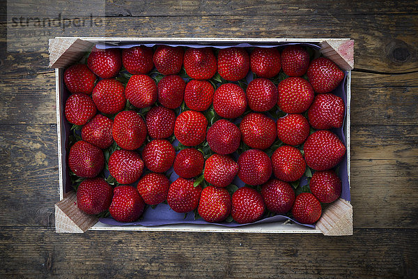 Holzkiste mit sortierten Erdbeeren