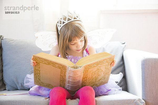 Porträt eines kleinen Mädchens verkleidet als Elfenkönigin Lesebuch