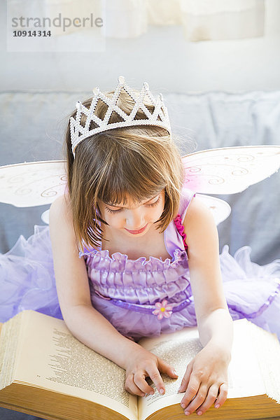 Kleines Mädchen verkleidet als Elfenkönigin Lesebuch