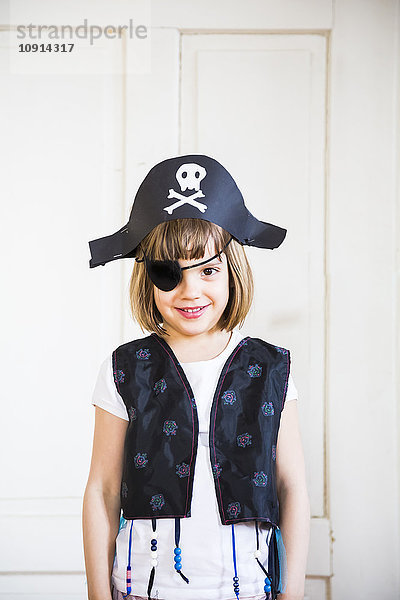Porträt eines als Pirat verkleideten Kleinen