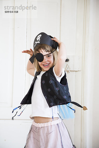 Porträt eines aufgeregten kleinen Mädchens  verkleidet als Pirat.