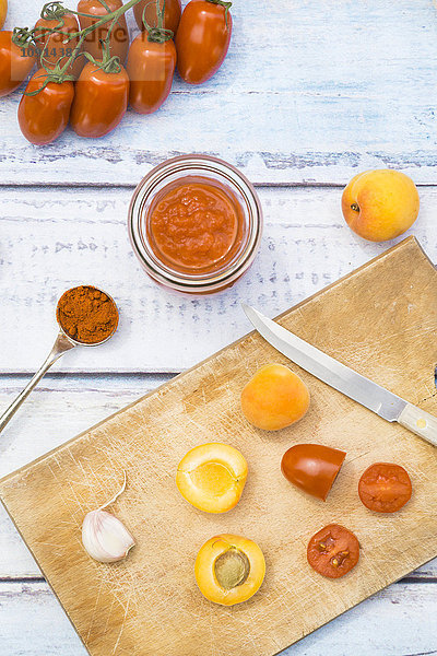 Zutaten für hausgemachtes Aprikosenketchup