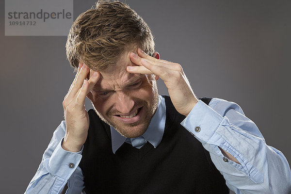 Porträt eines Mannes mit Kopfschmerzen