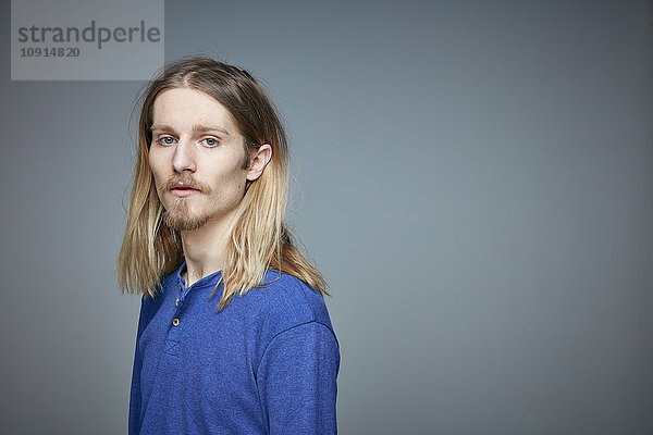 Bildnis eines jungen Mannes mit langen blonden Haaren und Bart