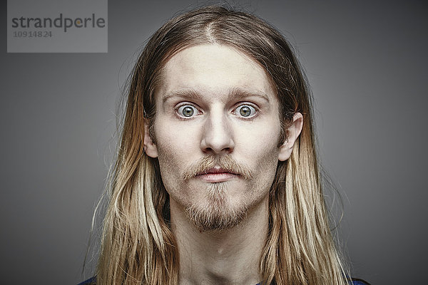 Bildnis eines jungen Mannes mit langen blonden Haaren und Bart