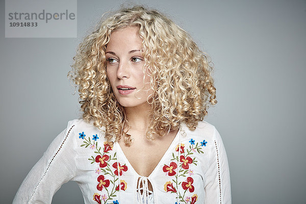 Porträt einer blonden Frau mit lockigem Haar